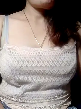 YiyinLy online show from March 2026 12:20:02 PM