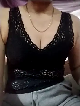 Snapshot of YiyinLy chatting on November 2025 11:26:01 AM YiyinLy online show from November 2025 11:26:01 AM