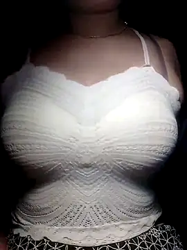 YiyinLy online show from March 2026 09:00:02 PM