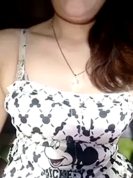 YiyinLy online show from April 2026 09:17:01 PM