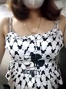 YiyinLy online show from October 2025 02:28:02 PM