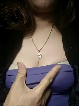 Snapshot of YiyinLy chatting on December 2025 07:26:02 PM YiyinLy online show from December 2025 07:26:02 PM