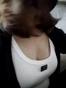 Snapshot of YiyinLy chatting on October 2025 03:43:02 PM YiyinLy online show from October 2025 03:43:02 PM