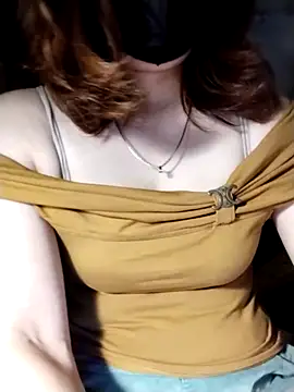 Snapshot of YiyinLy chatting on October 2025 09:22:01 PM YiyinLy online show from October 2025 09:22:01 PM