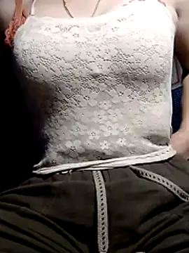 YiyinLy online show from February 2026 01:10:01 PM