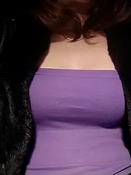 Snapshot of YiyinLy chatting on December 2025 09:12:01 PM YiyinLy online show from December 2025 09:12:01 PM