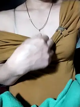 Snapshot of YiyinLy chatting on November 2025 04:00:02 PM YiyinLy online show from November 2025 04:00:02 PM