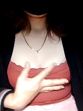 Snapshot of YiyinLy chatting on October 2025 09:47:01 PM YiyinLy online show from October 2025 09:47:01 PM