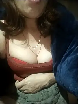 Snapshot of YiyinLy chatting on November 2025 08:03:02 AM YiyinLy online show from November 2025 08:03:02 AM