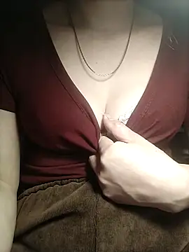 Snapshot of YiyinLy chatting on December 2025 04:18:02 AM YiyinLy online show from December 2025 04:18:02 AM