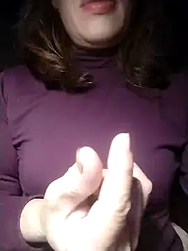 Snapshot of YiyinLy chatting on November 2025 09:48:01 PM YiyinLy online show from November 2025 09:48:01 PM