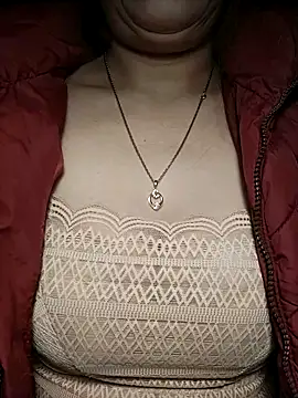 Snapshot of YiyinLy chatting on November 2025 07:14:02 PM YiyinLy online show from November 2025 07:14:02 PM