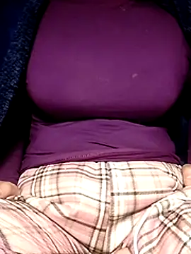 YiyinLy online show from January 2026 01:28:01 PM