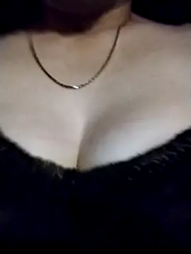 YiyinLy online show from October 2025 08:50:01 PM
