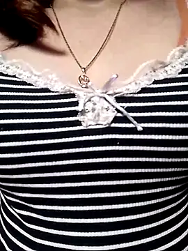 YiyinLy online show from February 2026 02:33:02 AM