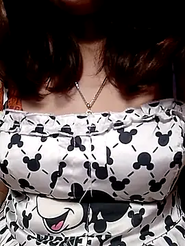 YiyinLy online show from February 2026 12:45:01 PM