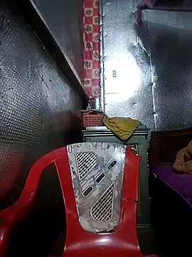 Snapshot of YiyinLy chatting on December 2025 07:52:02 AM YiyinLy online show from December 2025 07:52:02 AM