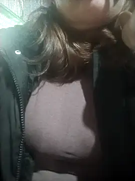 Snapshot of YiyinLy chatting on December 2025 12:22:02 PM YiyinLy online show from December 2025 12:22:02 PM