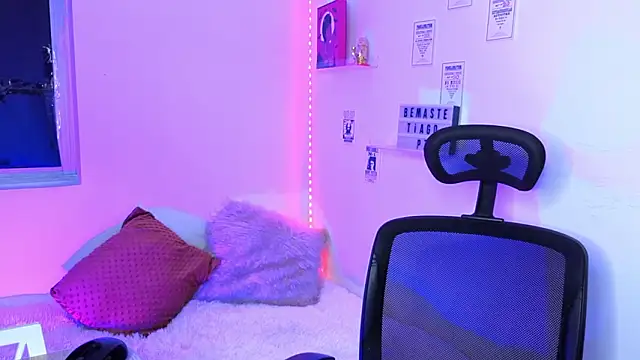 Emily Lindey online show from March 2026 04:52:01 AM