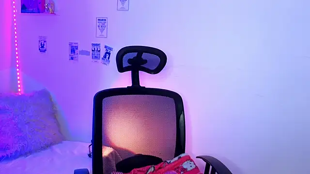 Emily Lindey online show from April 2026 04:25:01 AM