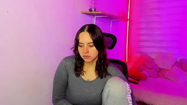 Snapshot of Emily_Lindey chatting on November 2025 03:28:01 AM Emily Lindey online show from November 2025 03:28:01 AM