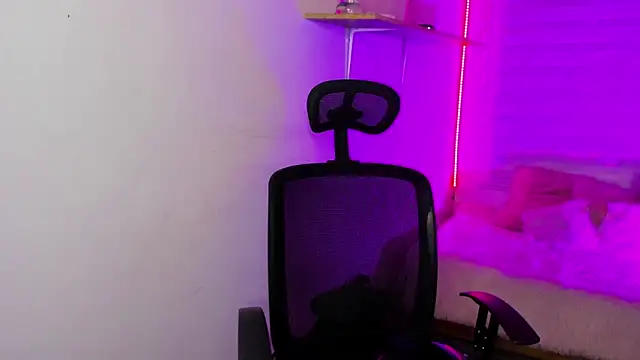 Snapshot of Emily_Lindey chatting on November 2025 03:18:02 AM Emily Lindey online show from November 2025 03:18:02 AM