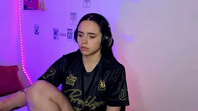 Emily Lindey online show from April 2026 04:30:01 AM