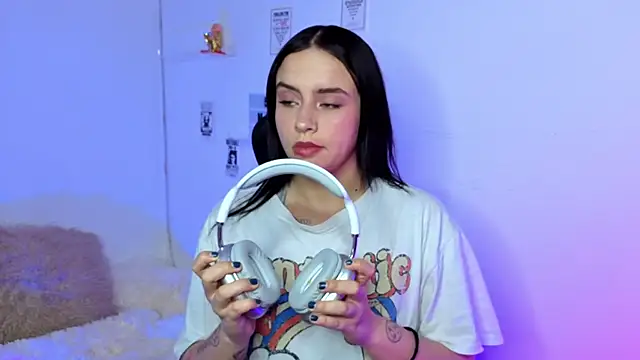 Emily Lindey online show from February 2026 01:00:01 PM