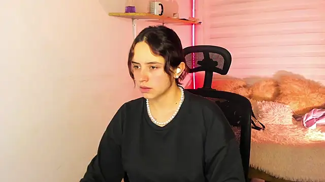 Snapshot of Emily_Lindey chatting on November 2025 02:59:01 AM Emily Lindey online show from November 2025 02:59:01 AM