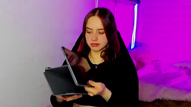 Emily Lindey online show from December 2025 04:37:01 AM