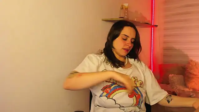 Snapshot of Emily_Lindey chatting on November 2025 03:43:02 AM Emily Lindey online show from November 2025 03:43:02 AM