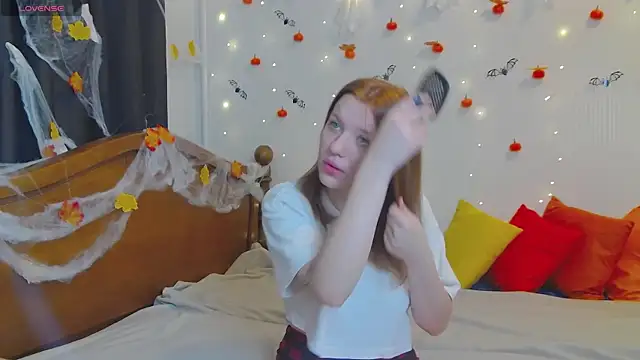 Snapshot of MeganNewCat chatting on October 2025 09:19:02 AM MeganNewCat online show from October 2025 09:19:02 AM