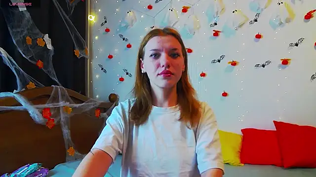 Snapshot of MeganNewCat chatting on November 2025 09:01:01 AM MeganNewCat online show from November 2025 09:01:01 AM