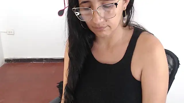 Lucyy Naugthy online show from April 2026 01:40:03 PM