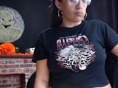 Snapshot of Lucyy_Naugthy chatting on November 2025 01:25:01 PM Lucyy Naugthy online show from November 2025 01:25:01 PM