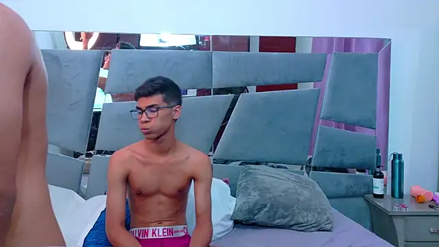 Snapshot of Desire4Duo chatting on October 2025 01:35:01 PM Desire4Duo online show from October 2025 01:35:01 PM