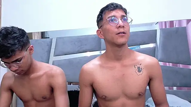 Snapshot of Desire4Duo chatting on December 2025 01:57:01 PM Desire4Duo online show from December 2025 01:57:01 PM