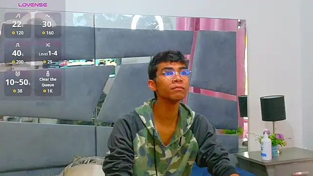 Snapshot of Desire4Duo chatting on November 2025 01:37:02 PM Desire4Duo online show from November 2025 01:37:02 PM