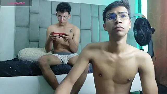 Snapshot of Desire4Duo chatting on May 2026 11:44:01 AM Desire4Duo online show from May 2026 11:44:01 AM