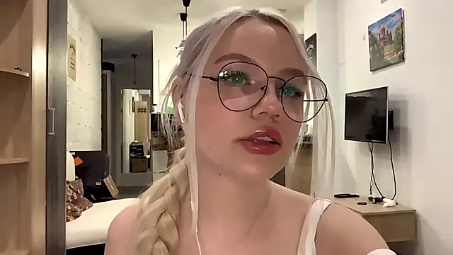 Snapshot of LupeLewitt chatting on October 2025 04:06:01 PM LupeLewitt online show from October 2025 04:06:01 PM