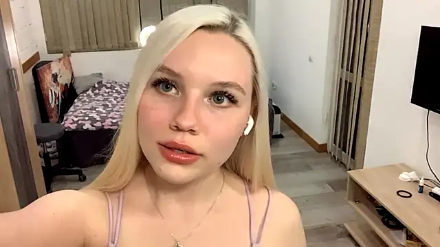 Snapshot of LupeLewitt chatting on October 2025 05:43:01 PM LupeLewitt online show from October 2025 05:43:01 PM