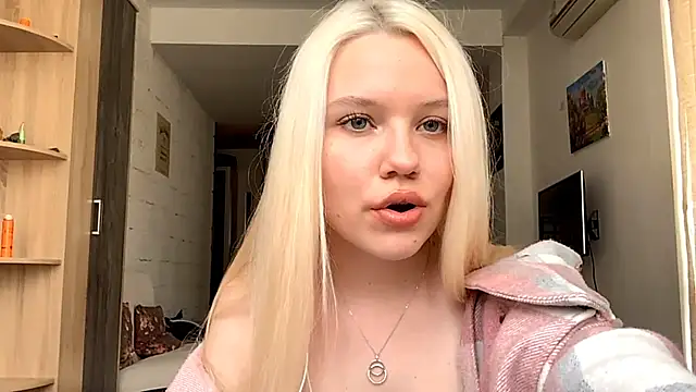 Snapshot of LupeLewitt chatting on October 2025 12:17:01 PM LupeLewitt online show from October 2025 12:17:01 PM