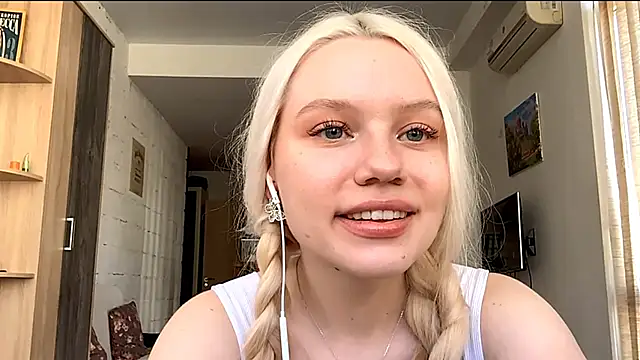 Snapshot of LupeLewitt chatting on October 2025 11:23:01 AM LupeLewitt online show from October 2025 11:23:01 AM