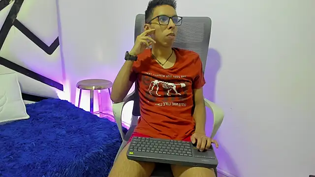 Snapshot of TwinkD_asian chatting on October 2025 03:06:01 AM TwinkD asian online show from October 2025 03:06:01 AM