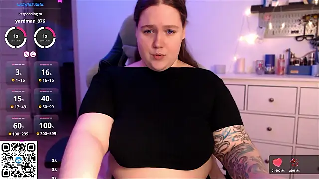 Snapshot of SummerTina chatting on December 2024 06:00:01 PM SummerTina online show from December 2024 06:00:01 PM