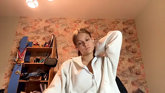 Snapshot of BelvaBeary chatting on October 2025 01:41:02 PM BelvaBeary online show from October 2025 01:41:02 PM