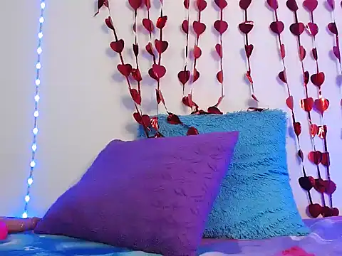 Isaa Foxx  online show from October 2025 04:44:02 AM