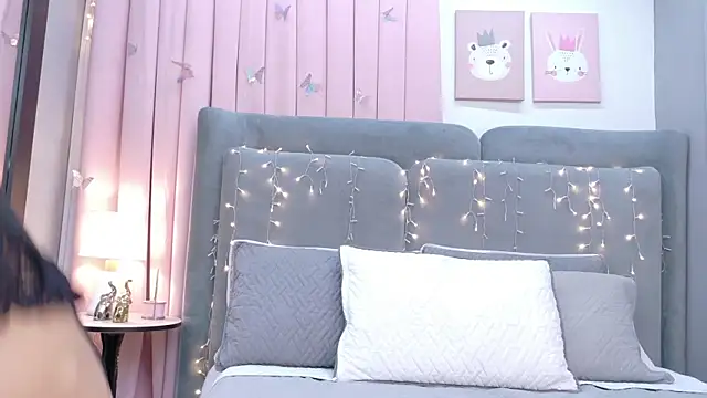 Snapshot of NaughtyHally_ chatting on May 2026 12:33:01 PM NaughtyHally online show from May 2026 12:33:01 PM