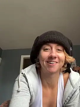 Snapshot of EllieELf chatting on October 2025 05:46:01 PM EllieELf online show from October 2025 05:46:01 PM