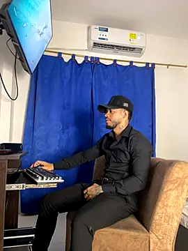 Kylian Alessandro online show from December 2025 10:48:01 PM